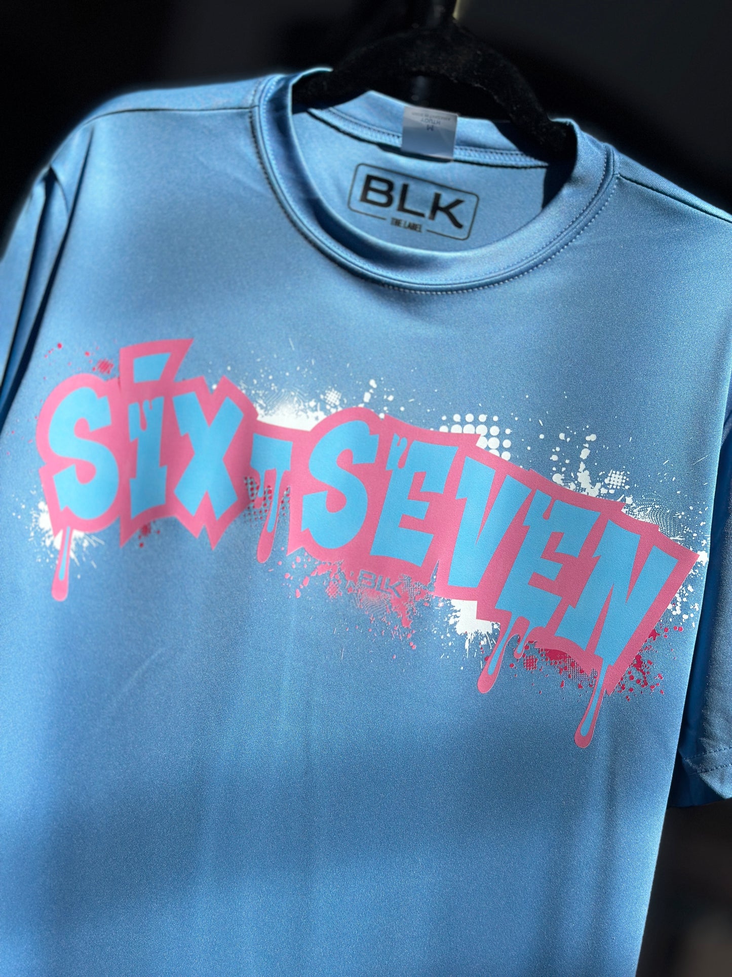 Dri-FIT T-SHIRT BLK the Label SIX-SEVEN Drip in Vibrant Blue with Pink Graffiti Logo for Trendy 67 Comfort