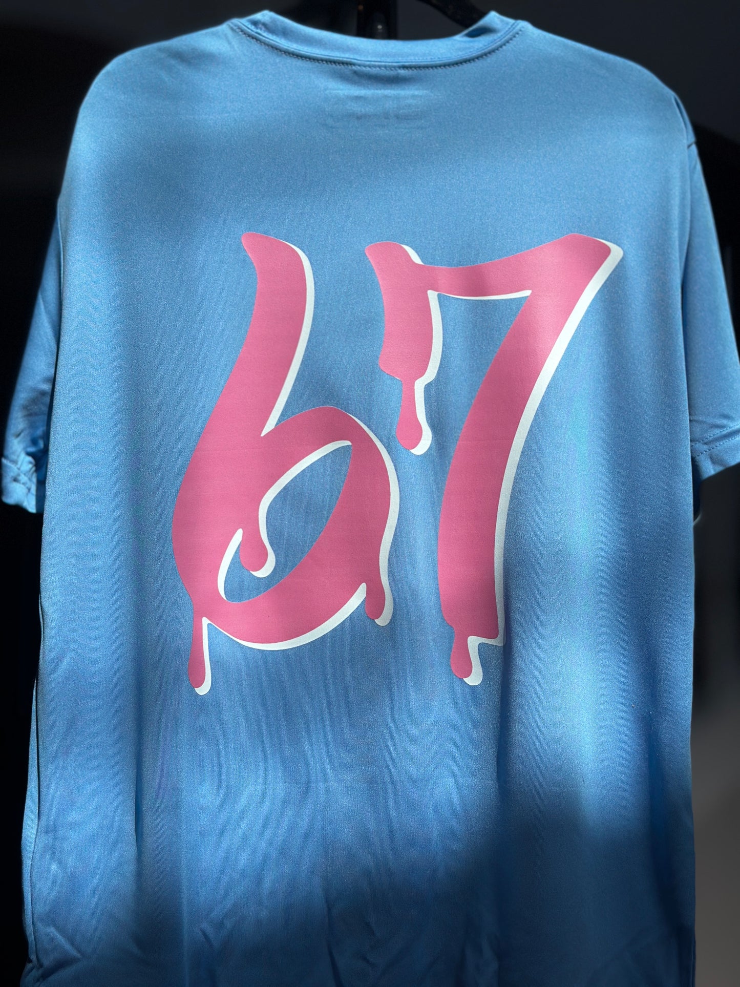 Dri-FIT T-SHIRT BLK the Label SIX-SEVEN Drip in Vibrant Blue with Pink Graffiti Logo for Trendy 67 Comfort